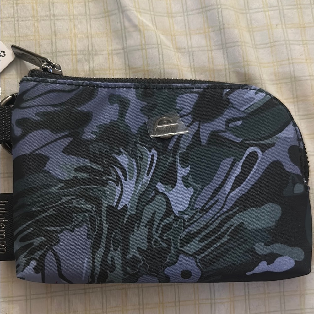 lululemon athletica Black and Blue Camouflage Clippable Card Pouch